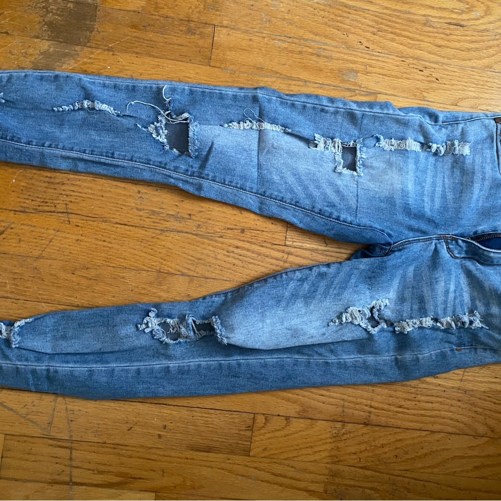 very cute ripped skinny jeans!